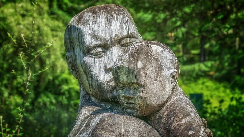 father and kid statue