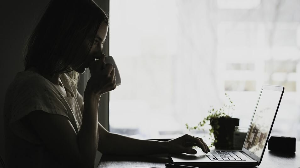 girl front of a laptop