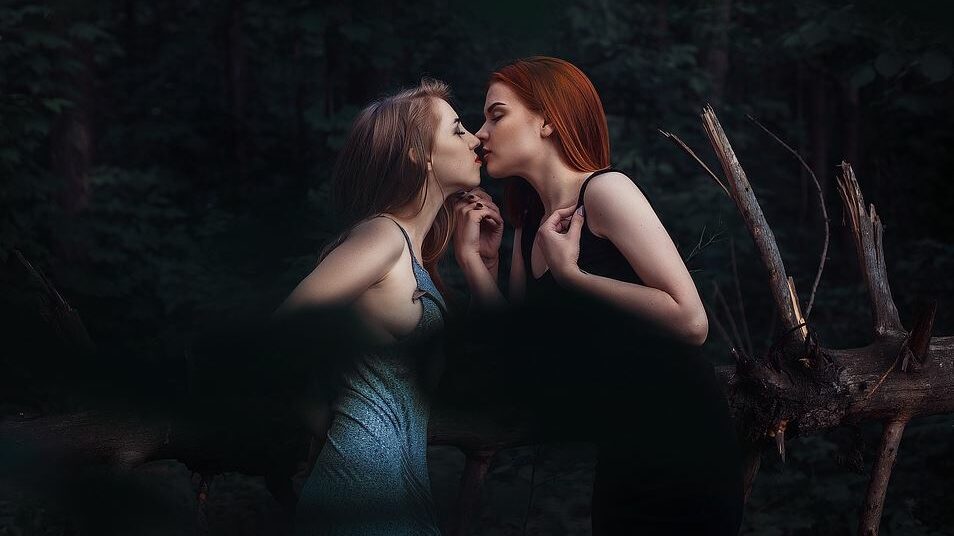 lesbians kissing