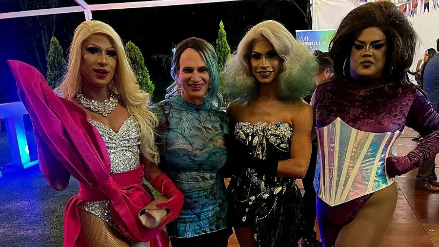 Brigitte Baptiste celebrates diversity at a vibrant event in Bogotá, sharing the moment with three drag performers dressed in stunning, colorful costumes.