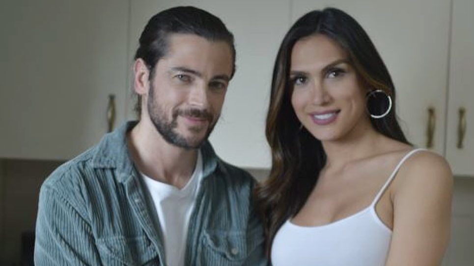 Isabella Santiago and Ángel de Miguel smiling in a kitchen setting.