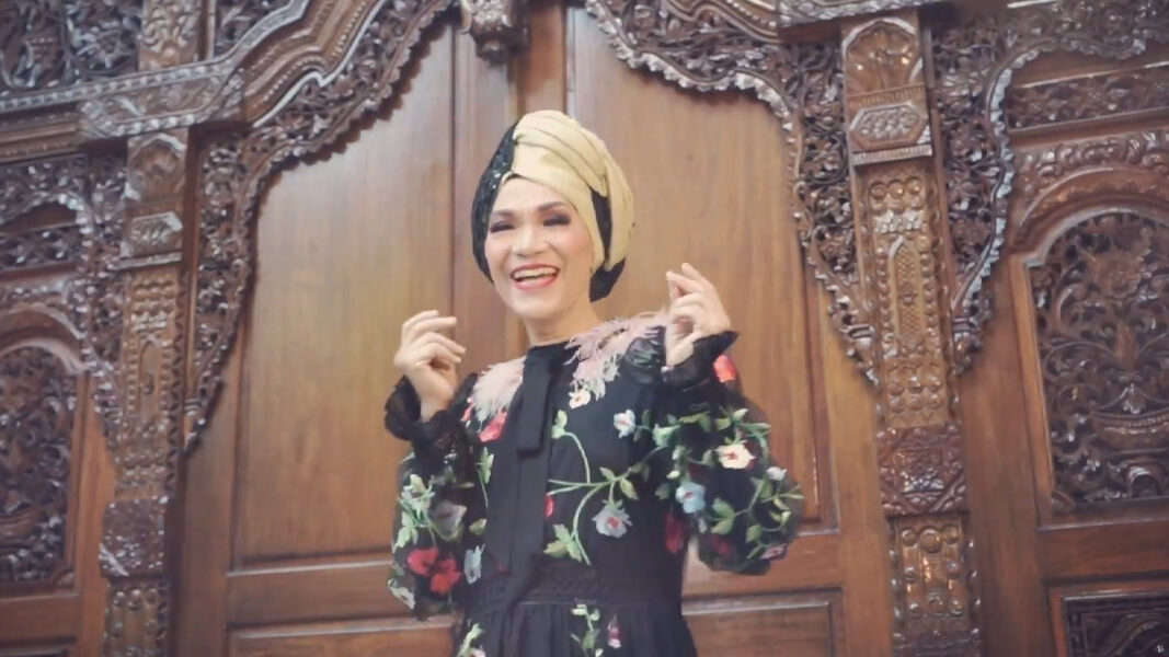 Dorce Gamalama performing in the Dukun Asmara music video, showcasing her career as an Indonesian transgender singer and entertainer.