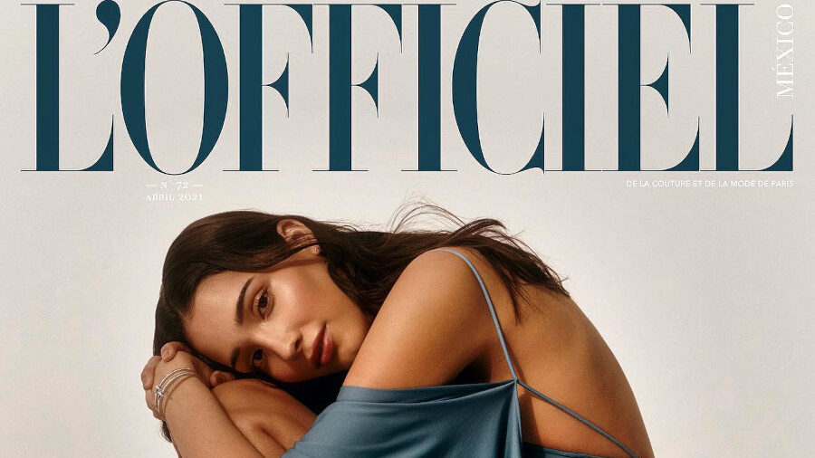 Fashion cover featuring Zion Moreno wearing an elegant blue dress while seated in a studio for L’Officiel México magazine.
