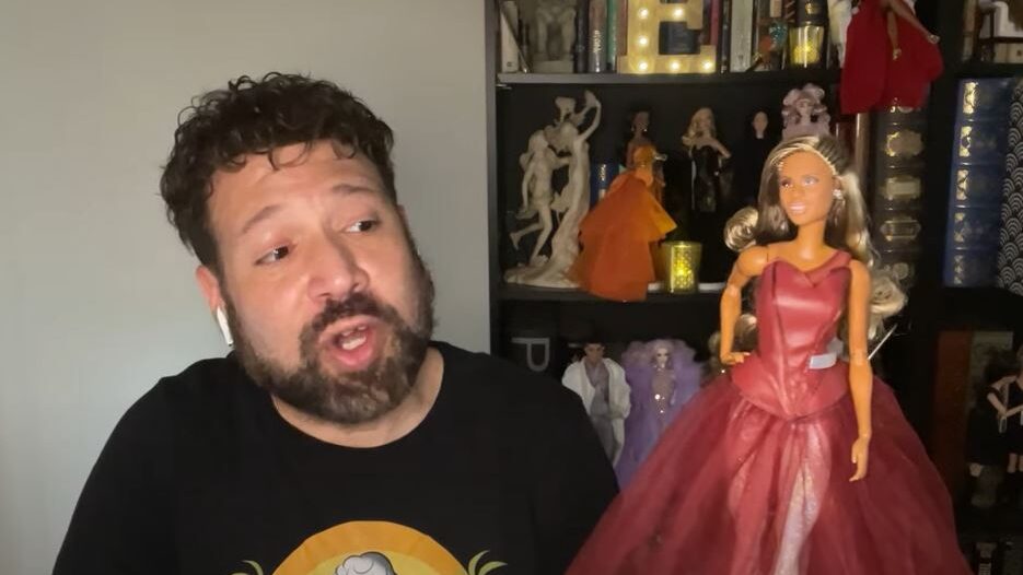 Edmond hablando de la Barbie trans