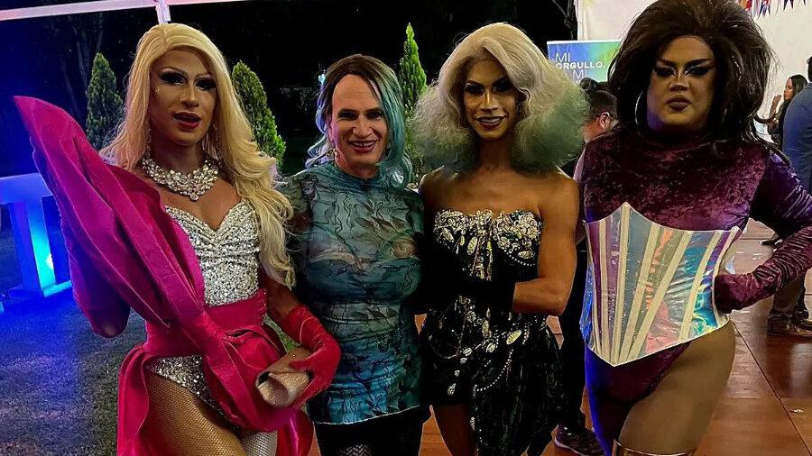 Brigitte Baptiste celebra la diversidad en un vibrante evento en Bogotá junto con tres artistas drag vestidas con impresionantes trajes coloridos