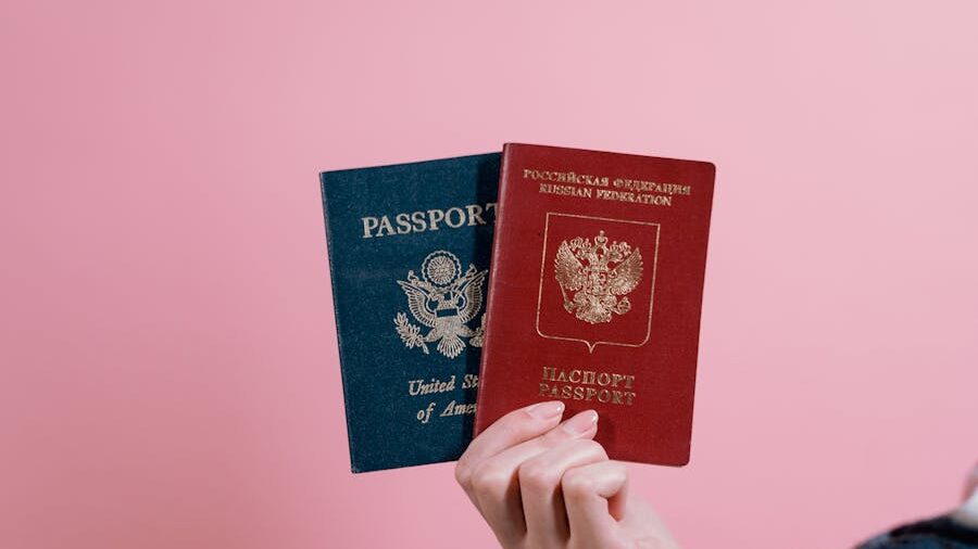 Dos pasaportes y una página de identificación de EE. UU. que simbolizan cambios legales de identidad.