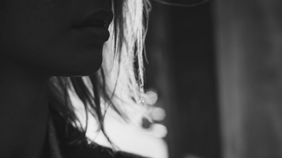 Primer plano de los labios y la nariz de una persona en la sombra que transmite emoción e introspección.