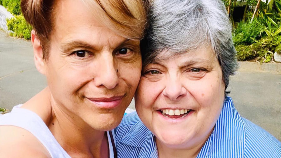 Alexandra Billings y su esposa.