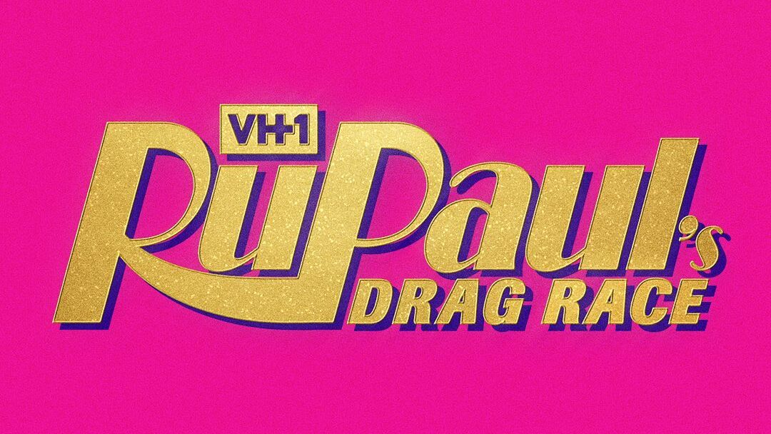 Logo de la temporada 14 de RuPaul’s Drag Race con el logo de VH1 sobre un fondo de color rosa brillante.