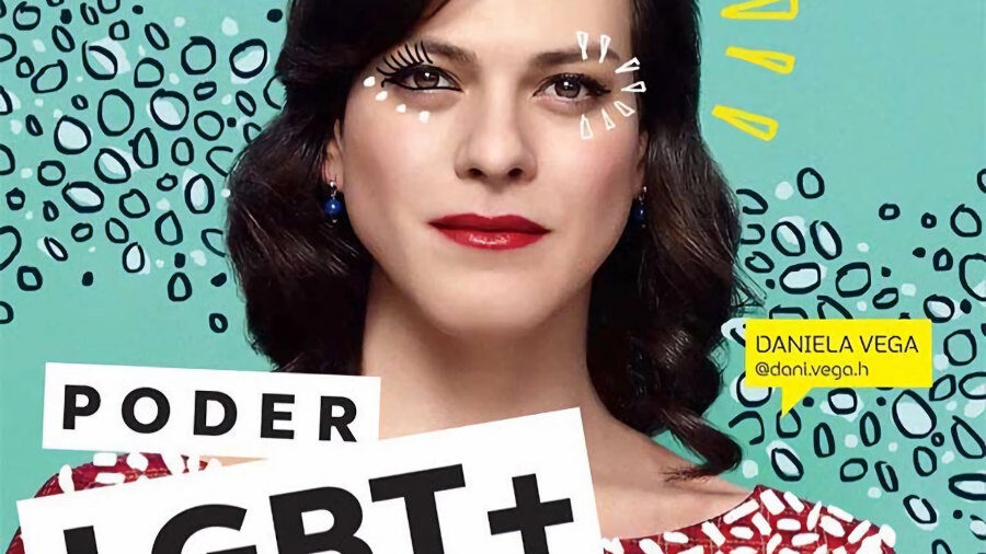 Portada de revista que muestra a Daniela Vega con labios rojos, pendientes y una corona amarilla dibujada, tomada de la edición de junio de 2018 de S1ngular.