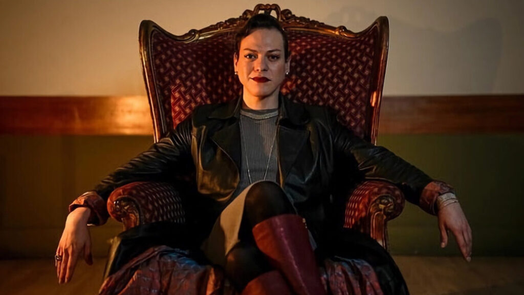 Daniela Vega sentada en una silla roja ornamentada, vestida en cuero oscuro y botas rojas, fotografiada para la revista La República de Lima, Perú.