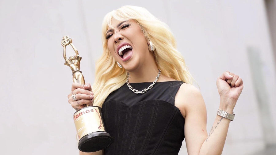 Vice Ganda posa con el trofeo FAMAS al Mejor Actor 2025; lleva un atuendo negro y sonríe mientras sostiene el premio.