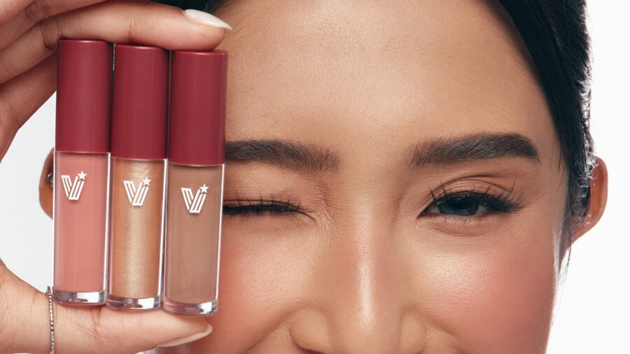 Foto de estudio en primer plano de una modelo promocionando brillos de labios para una campaña publicitaria de Vice Cosmetics.