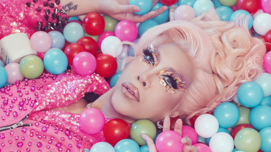Vice Ganda acostada en una piscina de pelotas de plástico de colores, con un atuendo de lentejuelas rosas y maquillaje dramático, durante una sesión de fotos editorial.