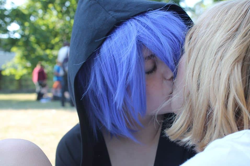 femmes transgenres qui s'embrassent