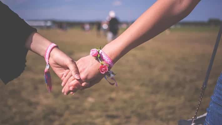 femmes qui se tiennent la main