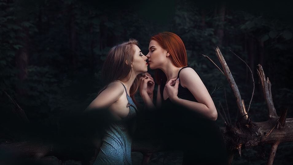 deux lesbiennes qui s'embrassent