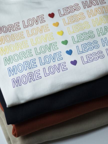 "more love" et "less hate"