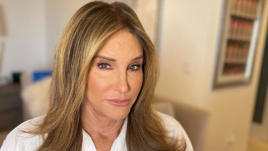 Caitlyn Jenner en gros plan avec un maquillage naturel, regardant directement la caméra, à l'intérieur.