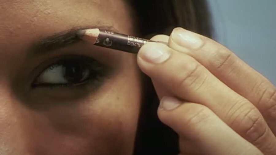 Gros plan de Miriam Rivera appliquant un crayon à sourcils, comme on le voit dans « Miriam: Death of a Reality Star ».