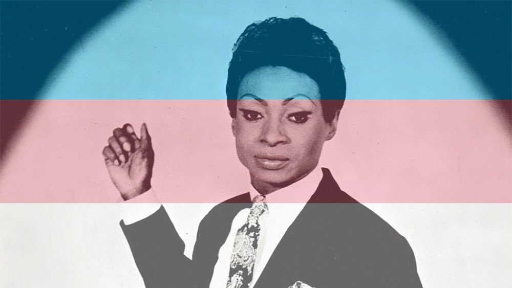 Portrait stylisé de Jackie Shane en costume, avec une superposition des couleurs du drapeau transgenre.