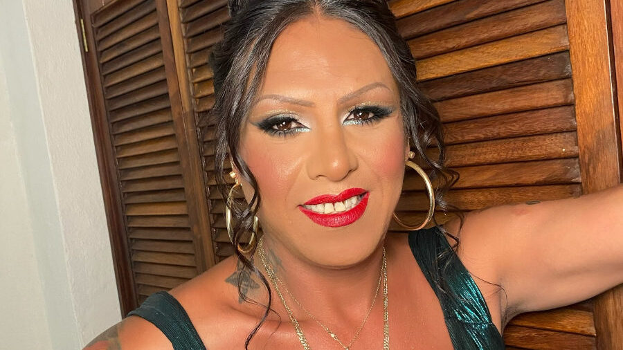 Portrait de Kenya Cuevas coiffée, maquillée et portant des bijoux lors d’une Pride au Mexique.