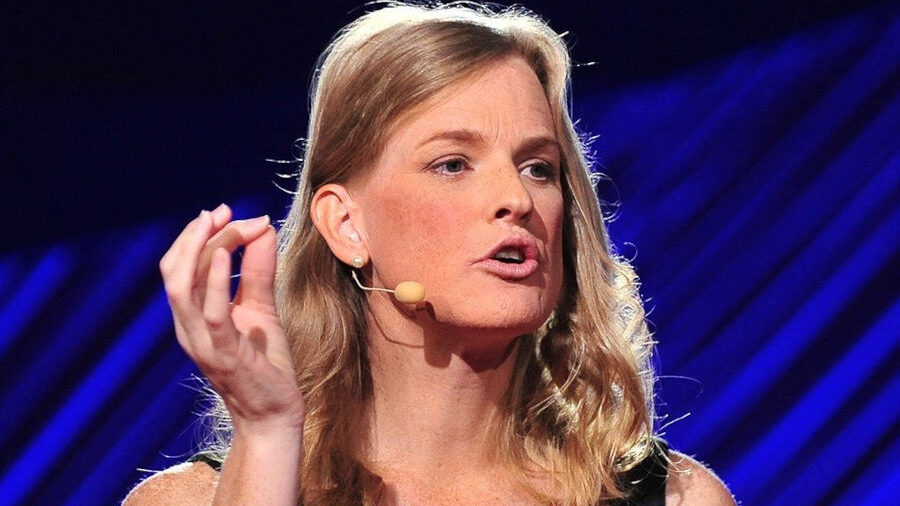Dr Vivienne Ming s’exprimant à TEDmed 2015, en robe noire et bleue avec micro casque.