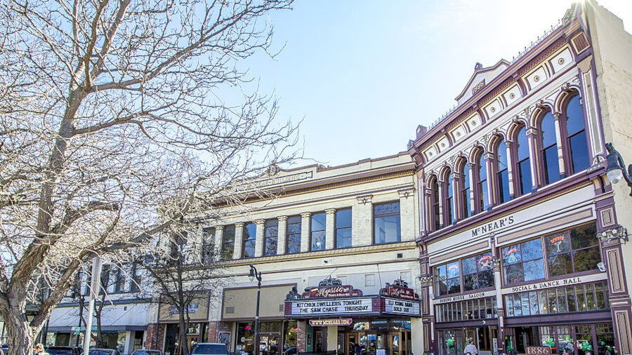 Vue grand angle de McNear’s Saloon et du Mystic Theatre dans le quartier historique du centre de Petaluma, photographiés en plein jour.