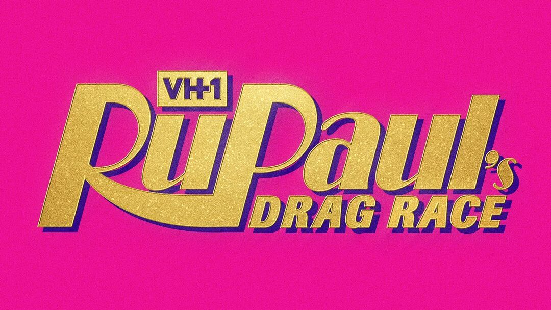 Logo de la saison 14 de RuPaul’s Drag Race avec l’inscription VH1 sur un fond rose vif.