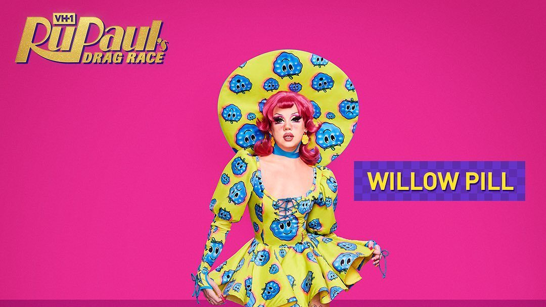 Willow Pill en robe jaune vif à fleurs bleues, avec chapeau et bottes assortis, sur fond rose.