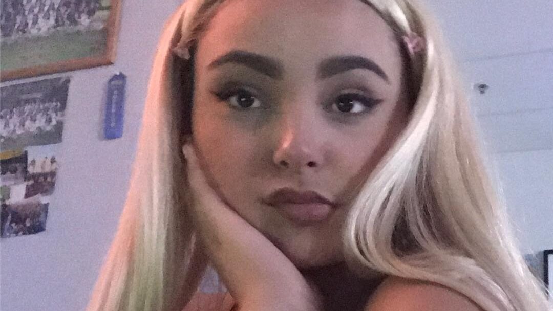 Photo de 2018 de la jeune Zoey Luna, avec de longs cheveux blonds et des sourcils épais, regardant l’objectif.