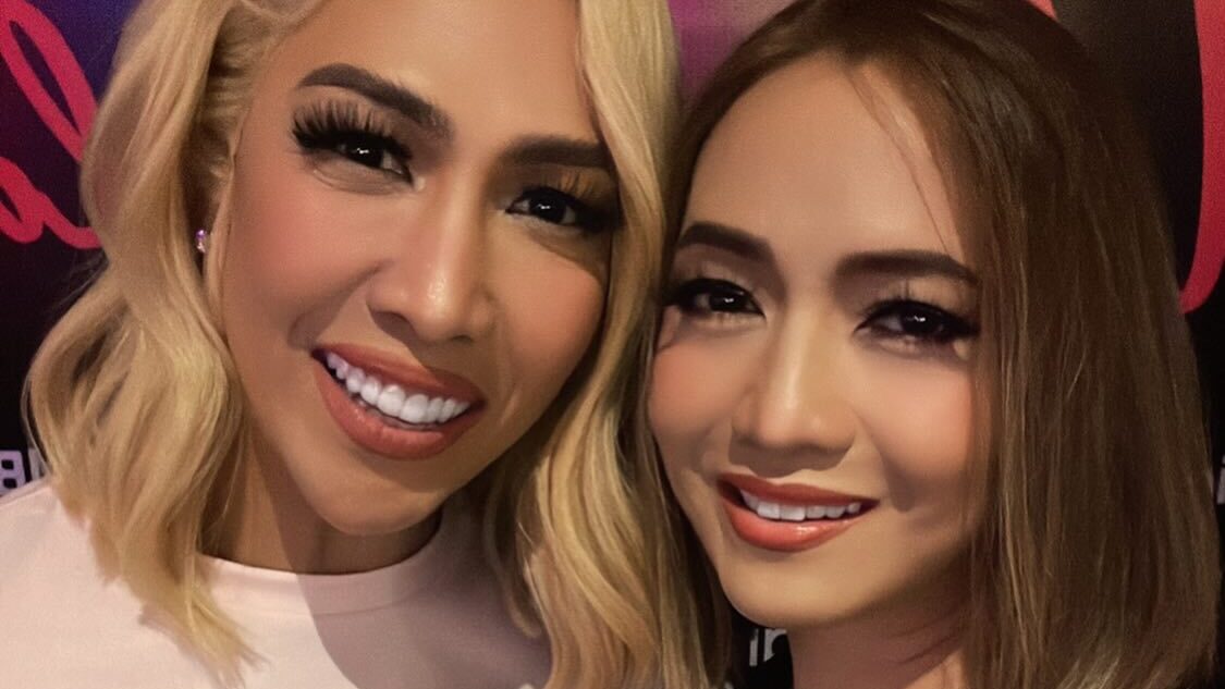 Vice Ganda et Anton Diva photographiées ensemble, souriantes lors d’un selfie en intérieur avec ambiance nocturne.