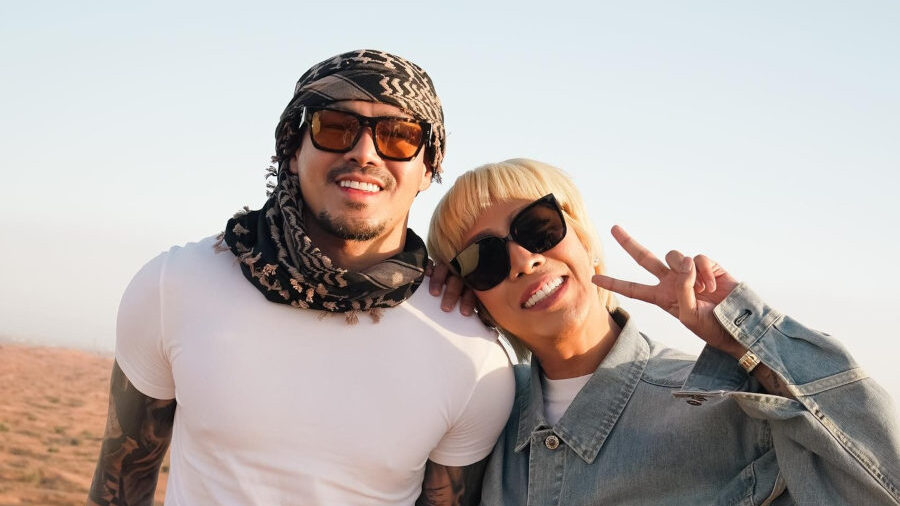 Vice Ganda et Ion Perez posant ensemble dans un paysage désertique, portant des vêtements décontractés et des lunettes de soleil.