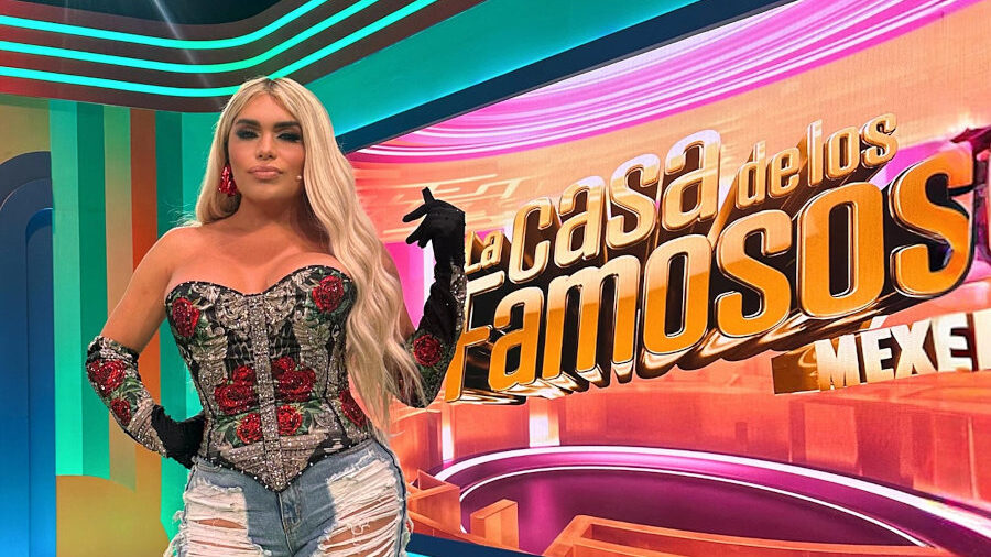 Wendy Guevara pose devant le plateau de La Casa de los Famosos México, en corset et jeans déchiré.