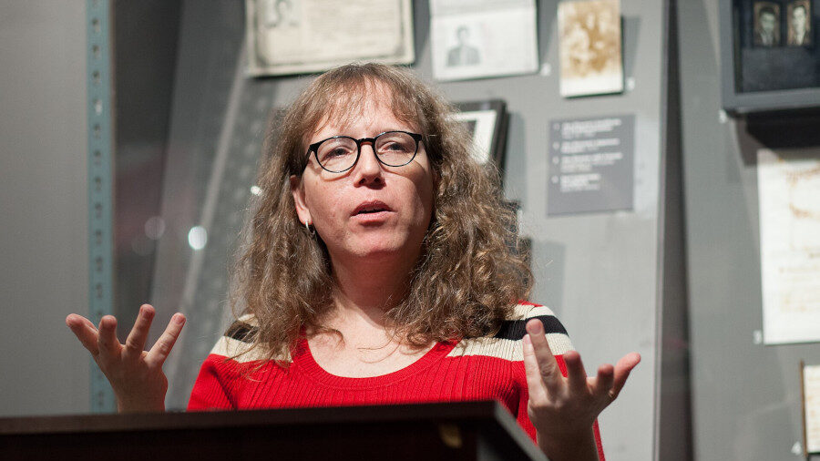 Julia Serano s’exprimant à un pupitre au GLBT History Museum à San Francisco lors du lancement du Whipping Girl.