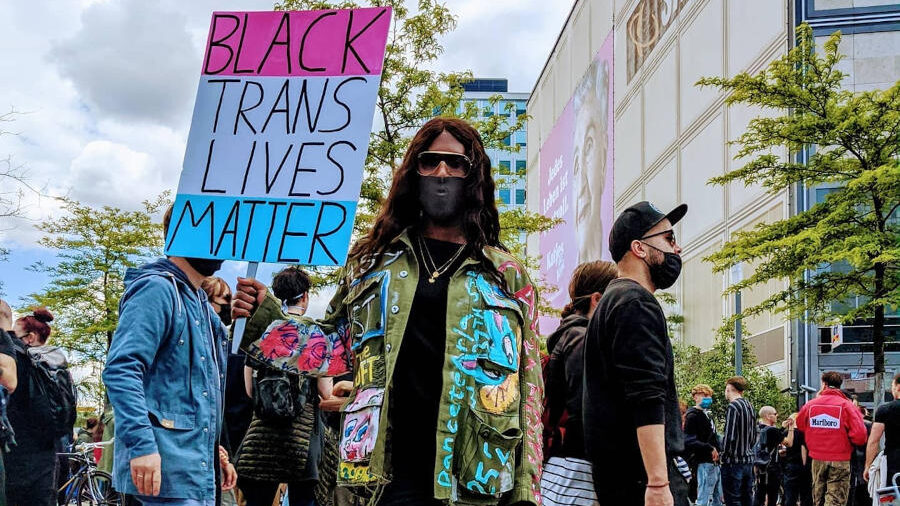 Honey Dijon parmi des manifestants sur l’Alexanderplatz à Berlin lors d’une manifestation Black Trans Lives Matter.