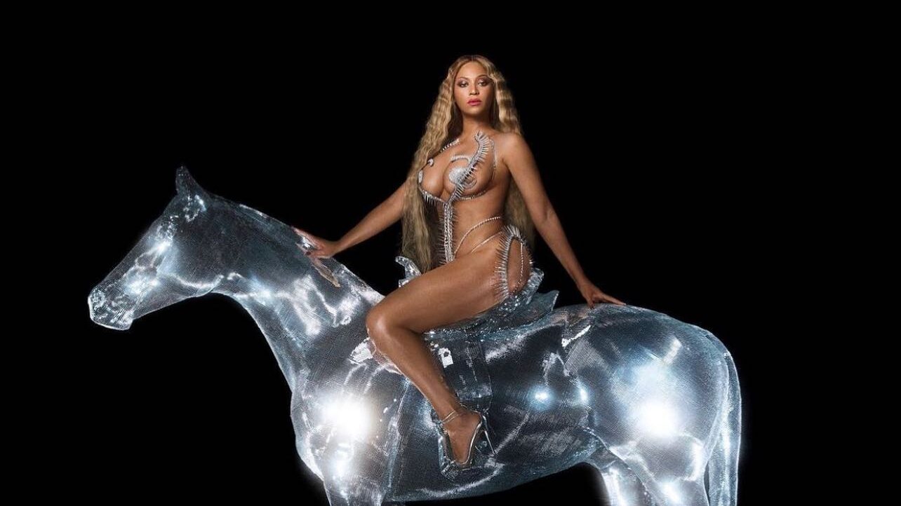 Beyoncé posant sur un cheval argenté translucide sur fond noir pour la pochette de l’album Renaissance.