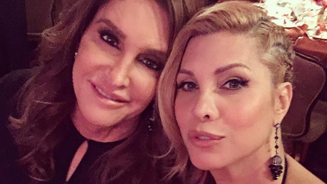 Candis Cayne et Caitlyn Jenner souriant ensemble pour un selfie lors de la soirée pré-Grammy organisée par Clive Davis.